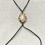 colar-gravata-courino-pérola