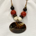 colar-couro-pingente-resina