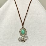 colar-couro-turquesa-e-medalhas