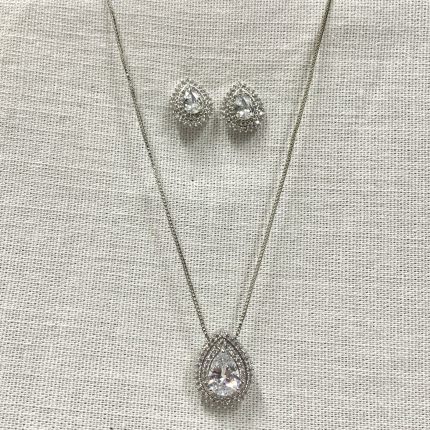 O Conjunto Colar e Brinco Gota Zircônia Cravejado é a escolha perfeita para quem busca adicionar um toque de sofisticação ao visual. Composto por um colar delicado e brincos harmoniosos, ambos cravejados com zircônia, esse conjunto de bijuteria traz o brilho e a elegância que qualquer ocasião merece. Seja para um evento especial, uma noite de gala ou para dar um toque de charme ao look diário, ele promete realçar a sua beleza com um design refinado e atemporal. O brilho suave da zircônia e o formato delicado de gota tornam esse conjunto uma peça indispensável no seu porta-joias, capaz de transformar qualquer produção. Perfeito para ocasiões especiais ou para adicionar um charme extra ao dia a dia. Combine com looks casuais ou de festa e arrase em qualquer situação!