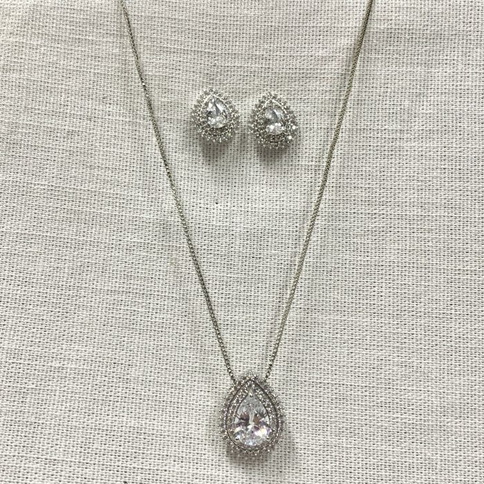 O Conjunto Colar e Brinco Gota Zircônia Cravejado é a escolha perfeita para quem busca adicionar um toque de sofisticação ao visual. Composto por um colar delicado e brincos harmoniosos, ambos cravejados com zircônia, esse conjunto de bijuteria traz o brilho e a elegância que qualquer ocasião merece. Seja para um evento especial, uma noite de gala ou para dar um toque de charme ao look diário, ele promete realçar a sua beleza com um design refinado e atemporal. O brilho suave da zircônia e o formato delicado de gota tornam esse conjunto uma peça indispensável no seu porta-joias, capaz de transformar qualquer produção. Perfeito para ocasiões especiais ou para adicionar um charme extra ao dia a dia. Combine com looks casuais ou de festa e arrase em qualquer situação!
