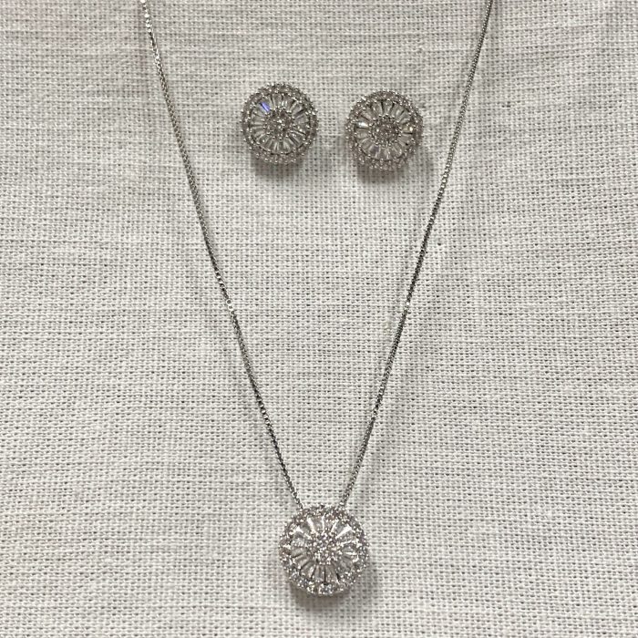 Adicione um toque único e sofisticado ao seu visual com o Conjunto de Bijuteria Pizza Prateado! Este conjunto encantador inclui um colar delicado e brincos elegantes, ambos com um design exclusivo inspirado na pizza tradicional. O colar possui um pingente de 1 cm, cravejado com zircônias cintilantes, e um cordão ajustável de 41 cm, com extensor de 6 cm para um ajuste perfeito. Os brincos, também com 1 cm de altura, complementam o conjunto, oferecendo um brilho sutil e encantador.