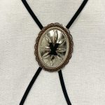 O Colar Couro Gravata Prateada une estilo urbano e sofisticação em um acessório versátil. Com acabamento prateado e cordão de couro, ele traz um toque moderno e elegante ao look.