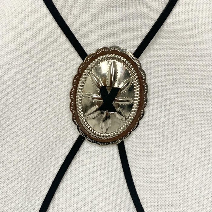 O Colar Couro Gravata Prateada une estilo urbano e sofisticação em um acessório versátil. Com acabamento prateado e cordão de couro, ele traz um toque moderno e elegante ao look.